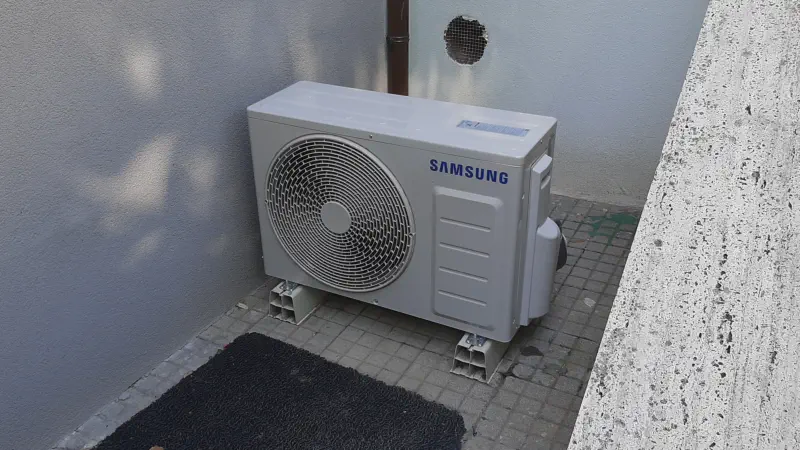 Posa unità esterna condizionatore su staffe a Bellaria